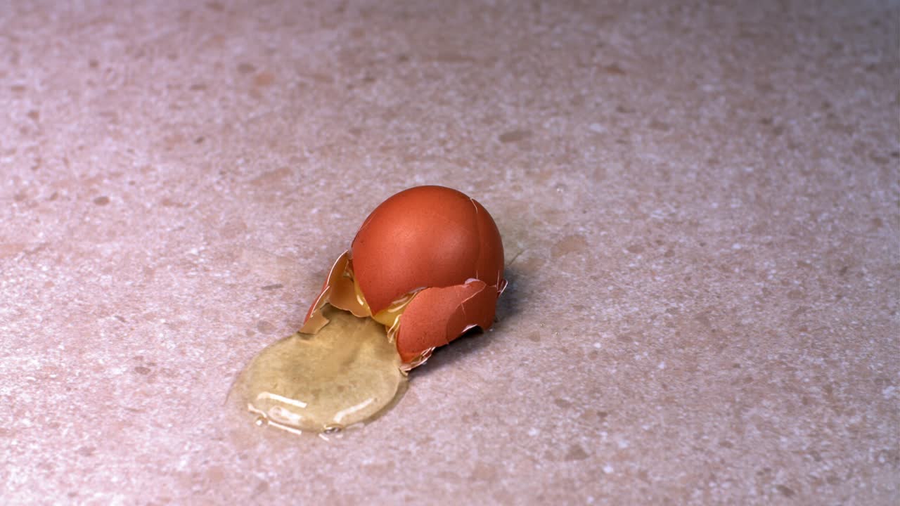 壊れた卵をカウンターに