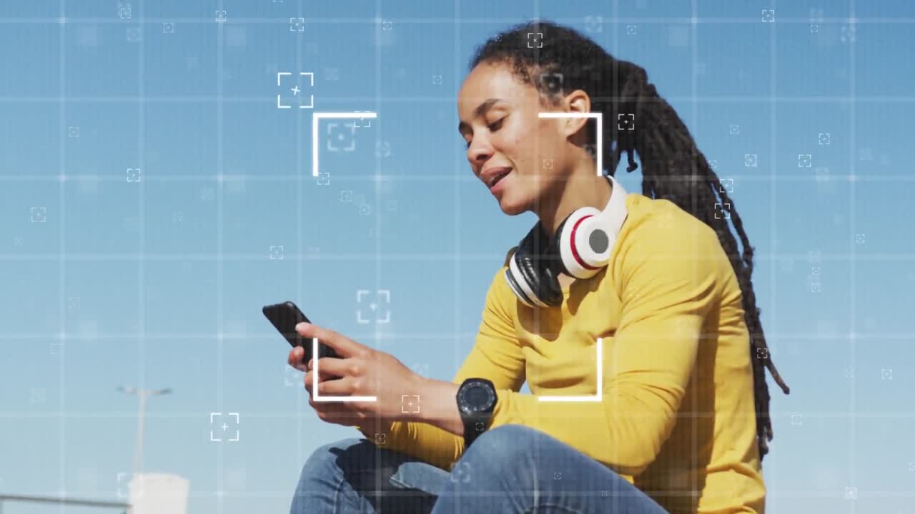 animación de ámbito blanco y marcadores sobre mujer usando teléfono inteligente