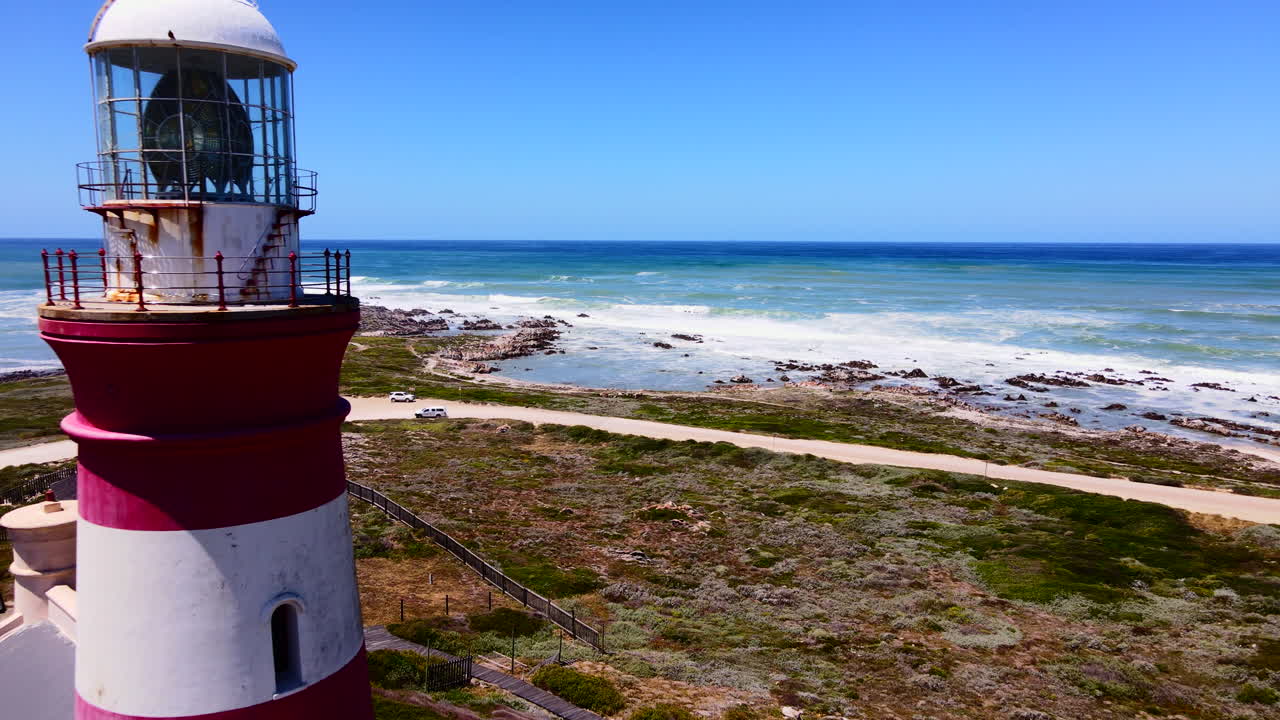 드론은 아프리카의 가장 남쪽 끝에 있는 오래된 케이프 아구라스 등대 (cape agulhas lighthouse) 를 지나서 물러났다.