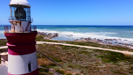 retiro de drones más allá del antiguo faro de cabo agulhas en el extremo sur de áfrica