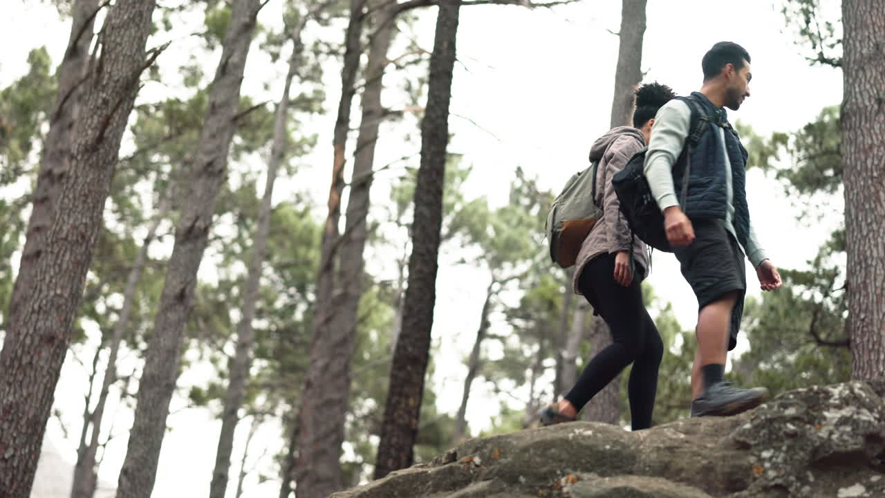 ayuda, senderismo y pareja escalada en roca en canada