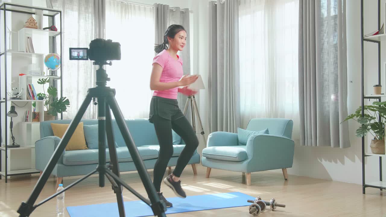 mujer haciendo video de entrenamiento en casa