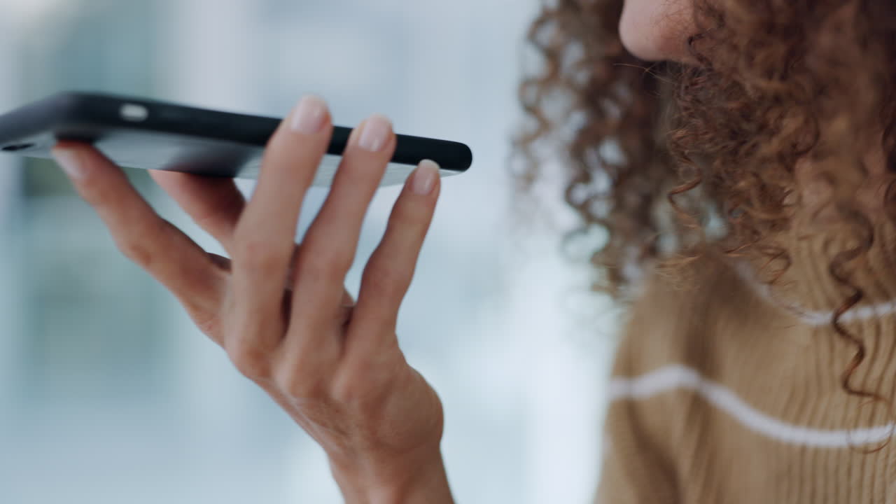Chiamata telefonica, messaggio vocale o donna che parla in casa