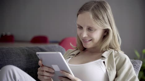 Hermosa-Joven-Sonriente-Usando-Tableta-En-Casa