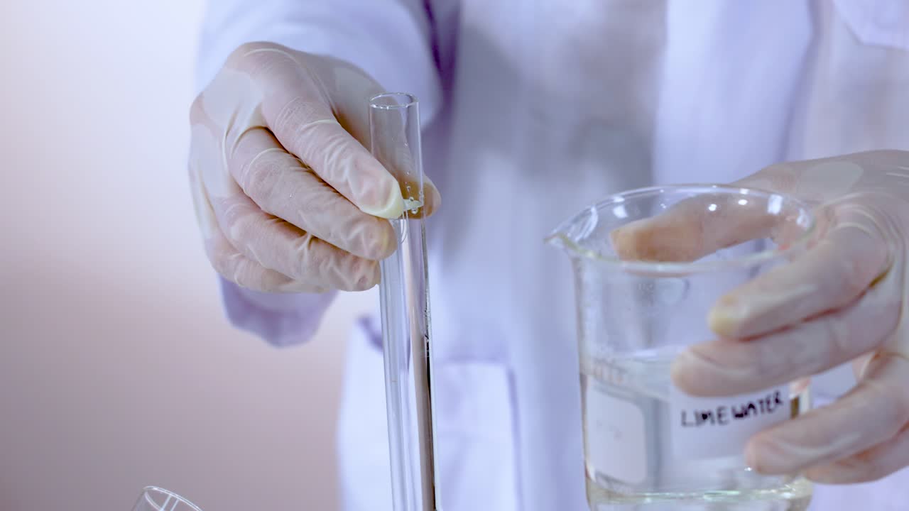 석회물과 화학 반응을 포함하는 실험