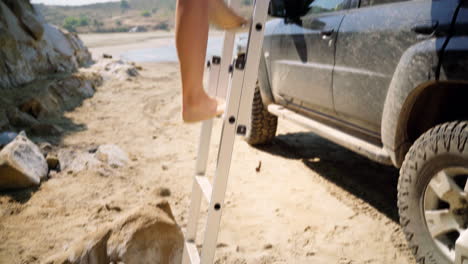 Traje-De-Baño-Bikini,-Traje-De-Baño-Con-Mujer-Subiendo-Una-Escalera-De-Vacaciones-En-La-Playa