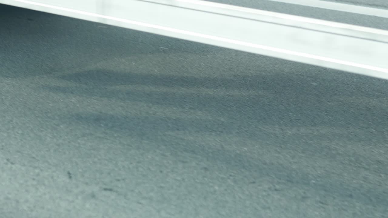 고속도로 도로를 따라 움직이는 트럭. 가까운 트럭 타이어 느린 동작 60fps 4k에서 멀리 가속