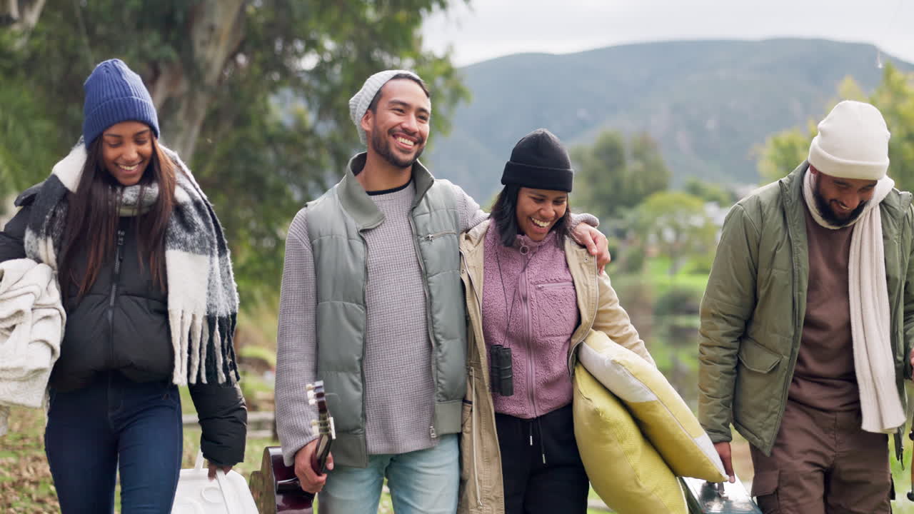 캠핑, 산책 또는 휴식에 행복한 친구들