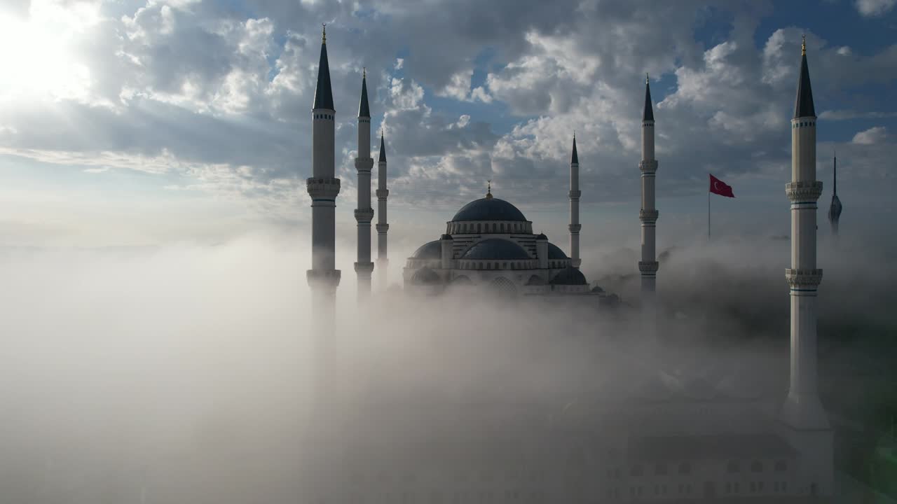 Moschea di Camlica nella nebbia, Uskudar