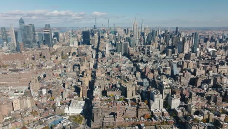 Vorwärts-Fliegen-über-Der-Stadt.-Lange,-Gerade-Straßen,-Die-Zu-Den-Wolkenkratzern-In-Der-Innenstadt-Führen.-Manhattan,-New-York-City,-Vereinigte-Staaten