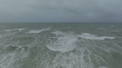 Big-waves-coming-in-from-the-English-Channel-towards-the-French-village-Ambleteuse