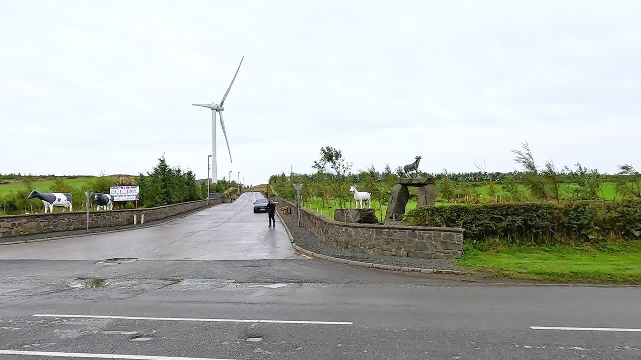 던드 시골의 풍력 터빈을 지나가는 자동차