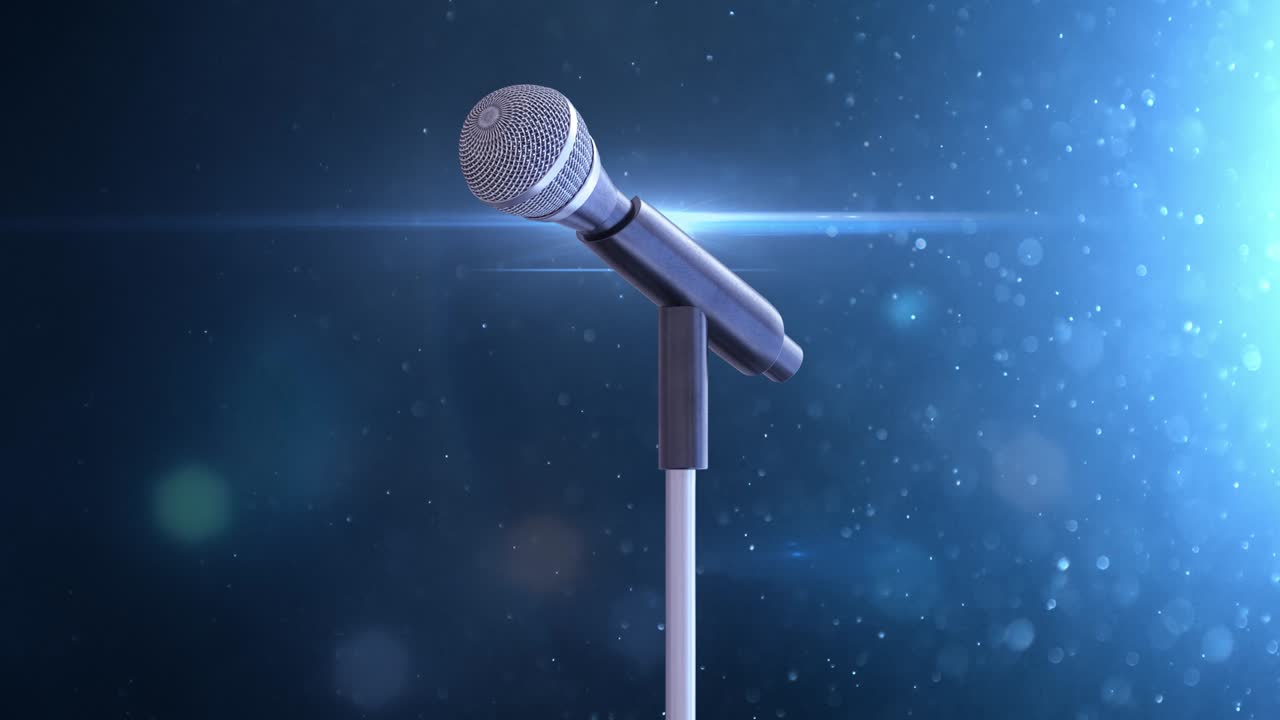 el micrófono en el soporte está de pie en el escenario. las llamaradas de la lente.