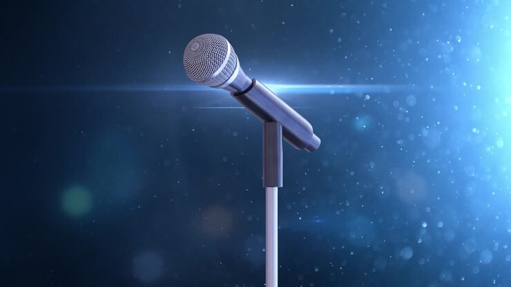Microfono su stativo è sul palco. Bagliori dell'obiettivo