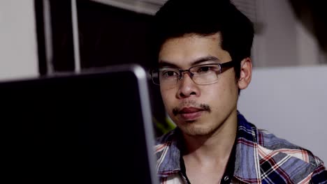 monitor de hombre de negocios con mesas en el trabajador de la oficina se sienta
