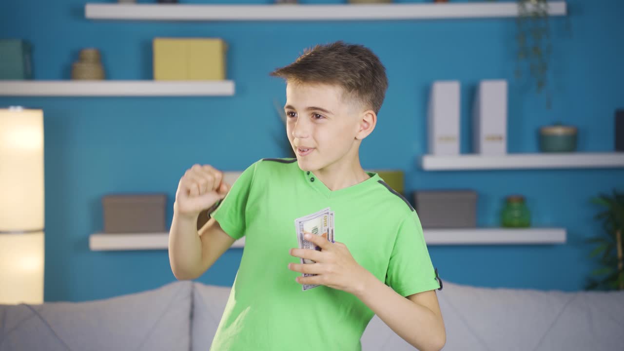 돈을 사랑하는 쾌활한 십대 남성은 행복하고 쾌활합니다.