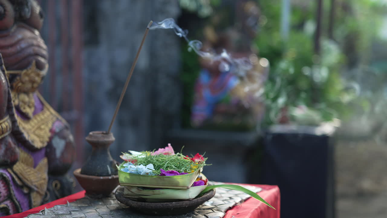Offerta Balinese Canang Sari con Incenso Ardente
