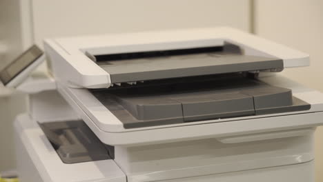 Der-Bürodrucker-Funktioniert-Und-Druckt-Auf-Weißem-Papier