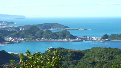 Schwenkbare-Landschaftsansichten-Des-Fischerhafens-Shen&#39;ao-Und-Der-Insel-Keelung-Bei-Tag-Von-Der-Bergstadt-Jiufen-Old-Street,-Bezirk-Ruifang,-New-Taipei-City,-Taiwan