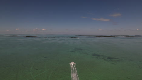 Carreras-De-Lanchas-Rápidas-En-La-Distancia-Sobre-Aguas-Verdes-Frente-A-Los-Cayos-De-Florida