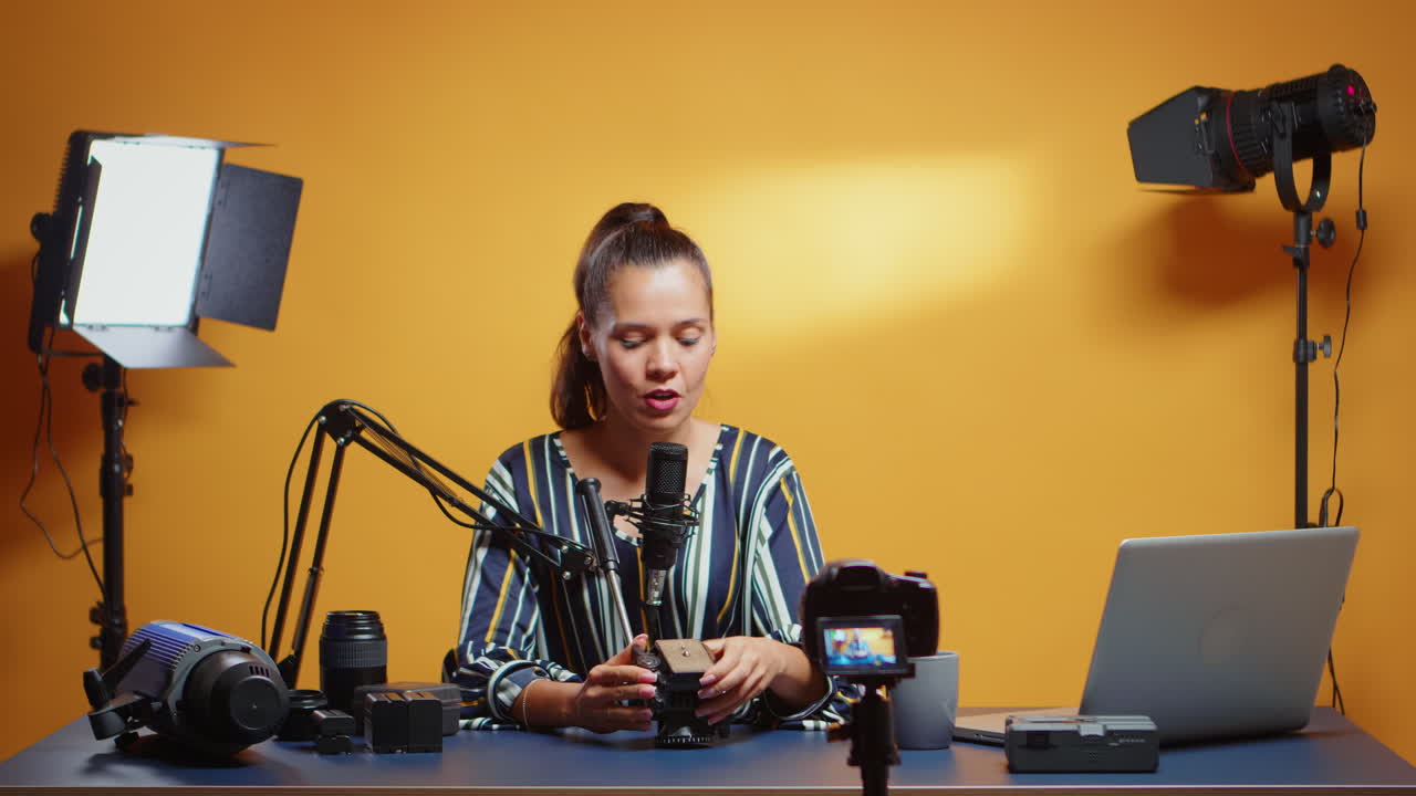 experto en videografía que muestra maneras de montar la placa de cabeza de fluido