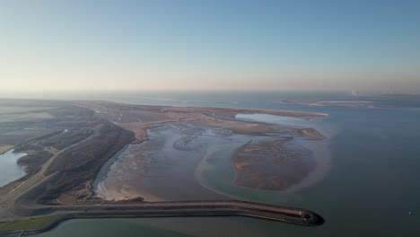 Vista-Aérea-De-La-Playa-De-Stellendam,-El-Malecón-Y-El-Parque-Nacional-Kwade-Hoek-Al-Amanecer-En-Los-Países-Bajos