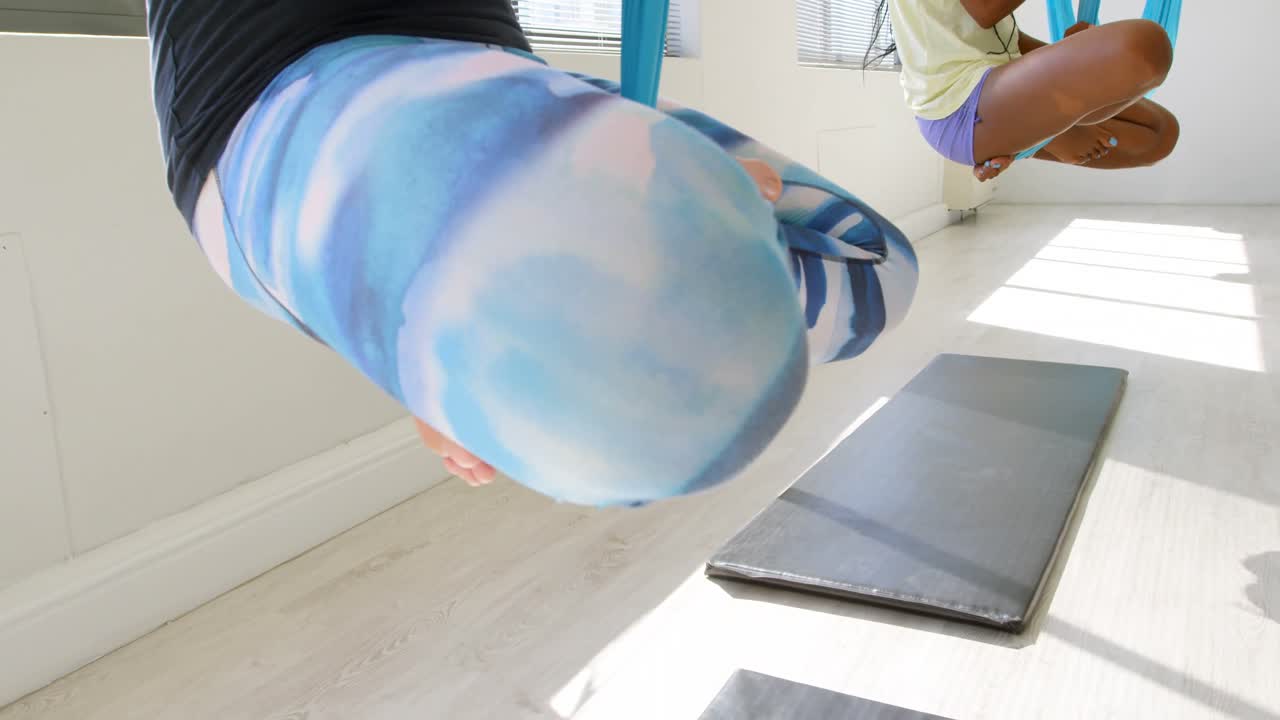 grupo de mujeres haciendo ejercicio en un columpio de hamaca 4k