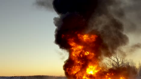 acerque la enorme nube de humo negro que se eleva hacia el cielo mientras un derrame de petróleo se quema en el suelo debajo