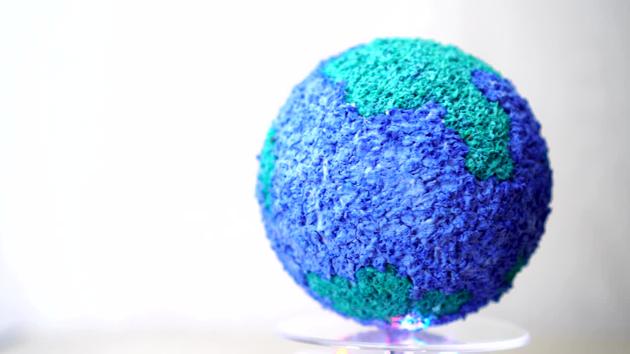 la creación de modelos giratorios de papel artesanía globo terrestre, girando el mundo ecología global en fondo gris. bucle creado en 4k