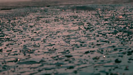 derretimiento de hielo congelado en la plataforma de hielo congelado del lago que se ha derretido parcialmente