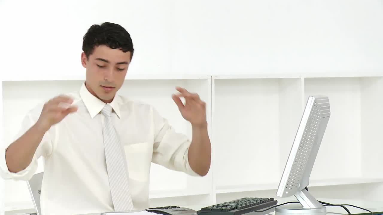 일로 지친 젊은 관리자