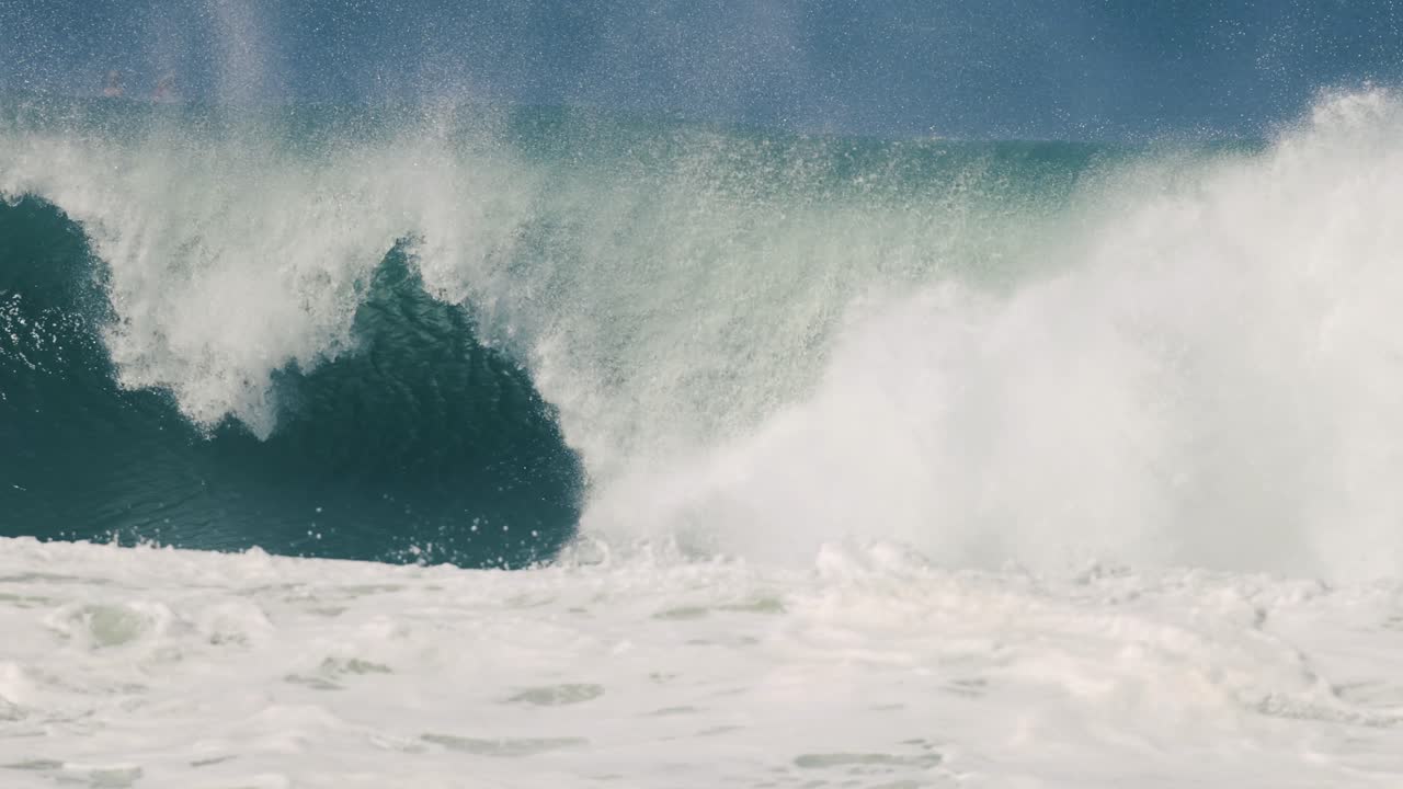 olas masivas chocando contra las rocas de snapper, costa dorada
