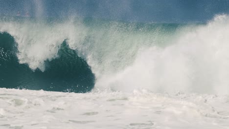 olas masivas chocando contra las rocas de snapper, costa dorada