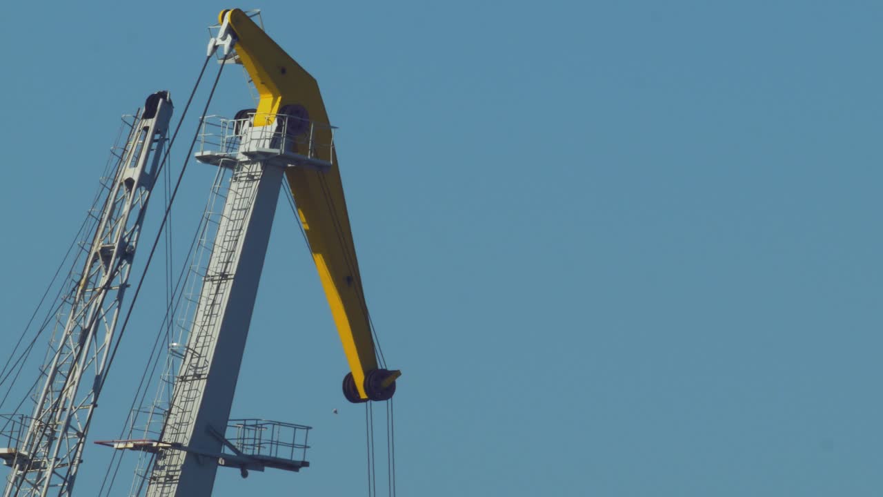 화창하고 따뜻한 날에 바다 포트 크레인, 멀리서 망원 매체 근접 촬영