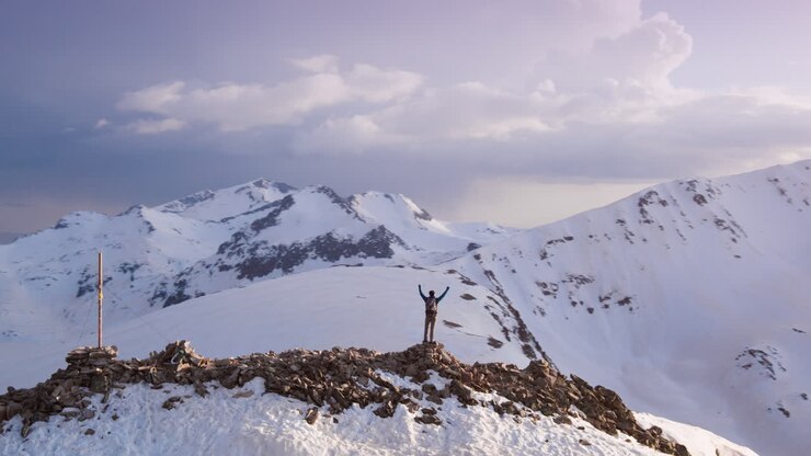 hombre en la cima de una montaña