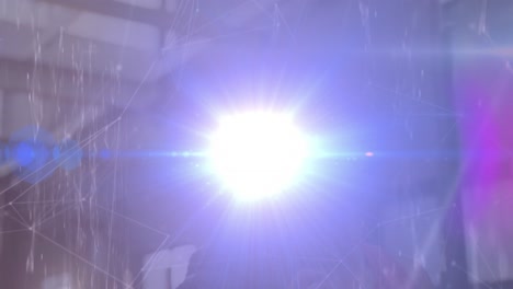 animación de senderos de luz y red de conexiones sobre la mujer afroamericana.