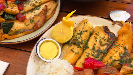 Delicioso-Pescado-Frito-Con-Verduras-Y-Arroz-Blanco-En-Dos-Platos,-Comida-Tradicional-Española-En-España,-Toma-De-4k