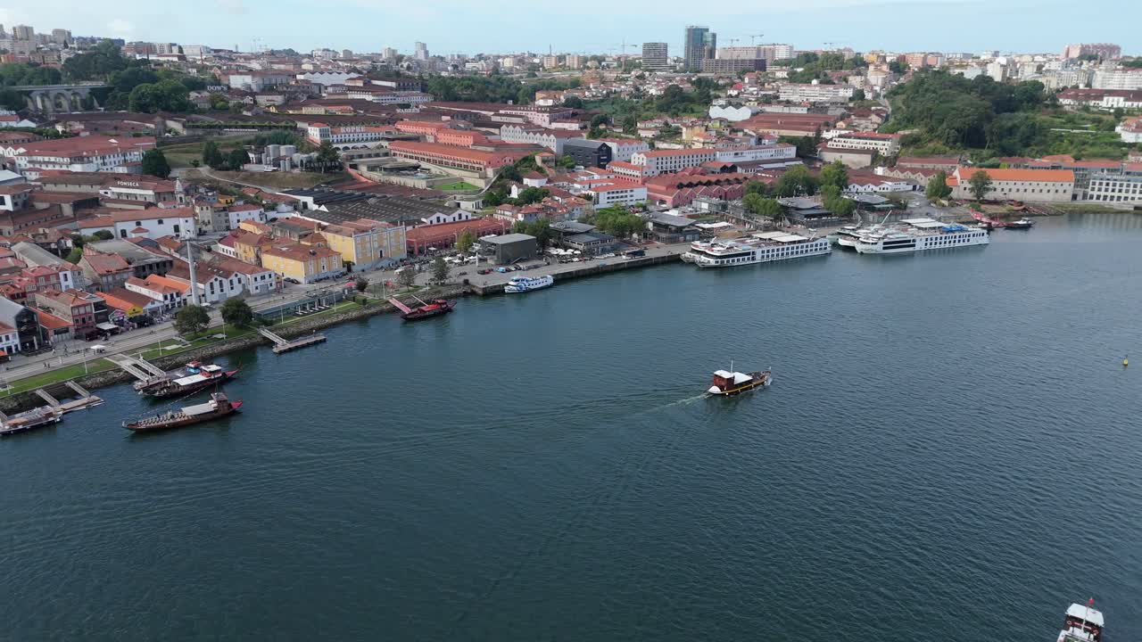 Una barca che naviga sul fiume Douro a Porto, Portogallo