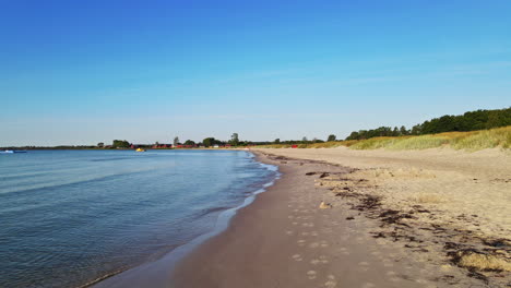 Costa-De-Agua-Azul-Durante-El-Verano-En-Sandbybadet,-Öland,-Suecia