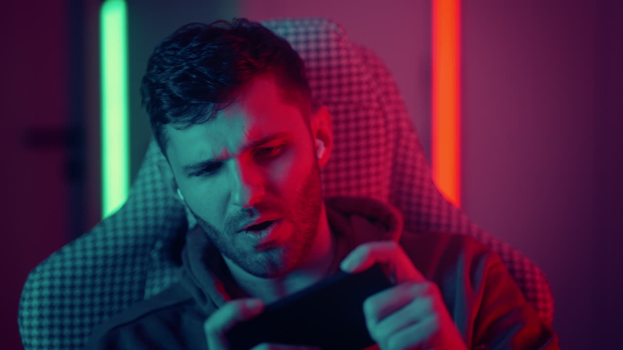 비디오 게임을 하는 남자와 패배하는 젊은 게이머의 초상화 밤에 집에서 슬픈 감정 불행한 남자 화가 난 패배자