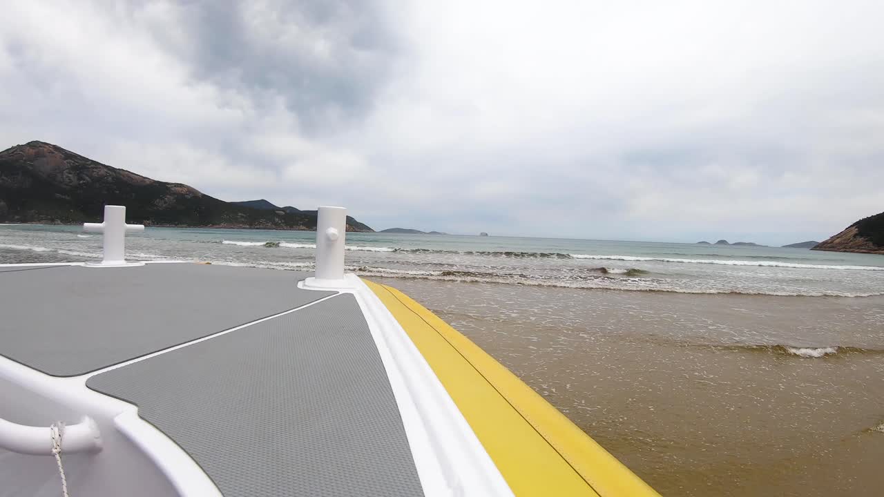 자동차와 함께 스피드 보트가 물속으로 발사됩니다.