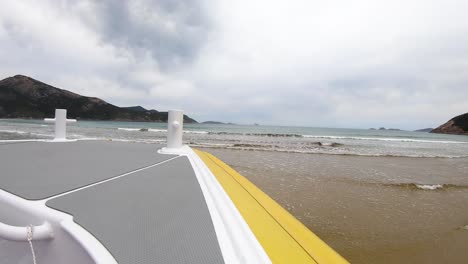 se lanza una lancha rápida con un coche al agua