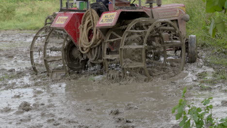 Indischer-Bauerntraktor,-Der-Auf-Den-Reisfeldern-In-Kerala,-Südindien,-Arbeitet