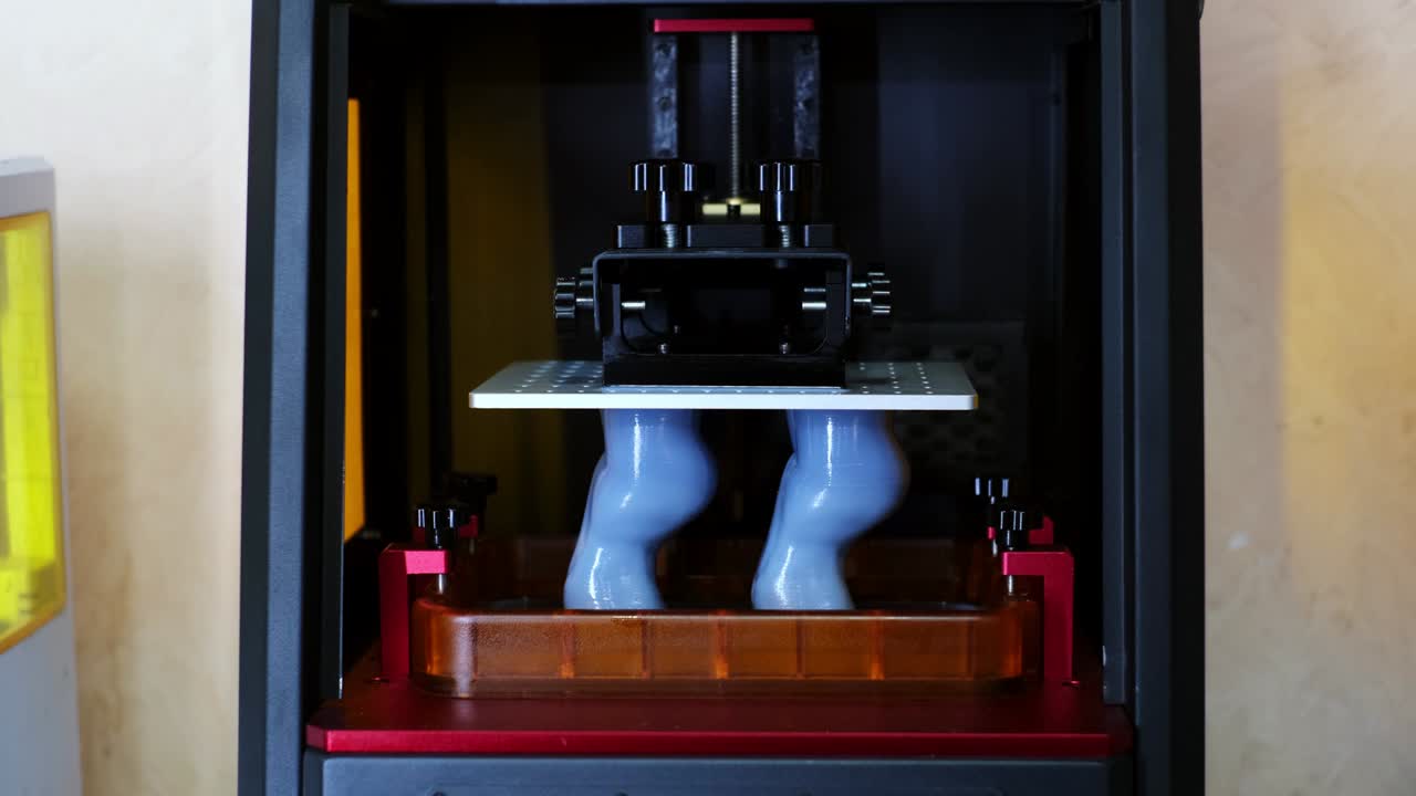 el empleado abre la impresora 3d con artículos de plástico dentro de la tienda