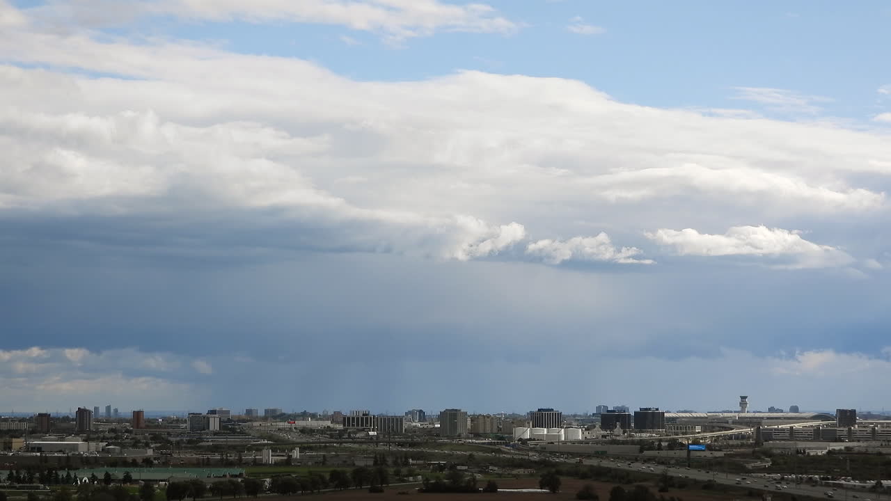 cielo azul nublado sobre la ciudad de toronto con escena de tráfico diurno y edificios de la ciudad