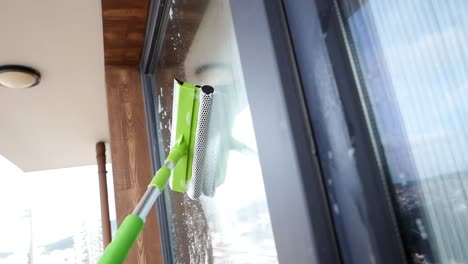 limpieza de ventanas con escoba