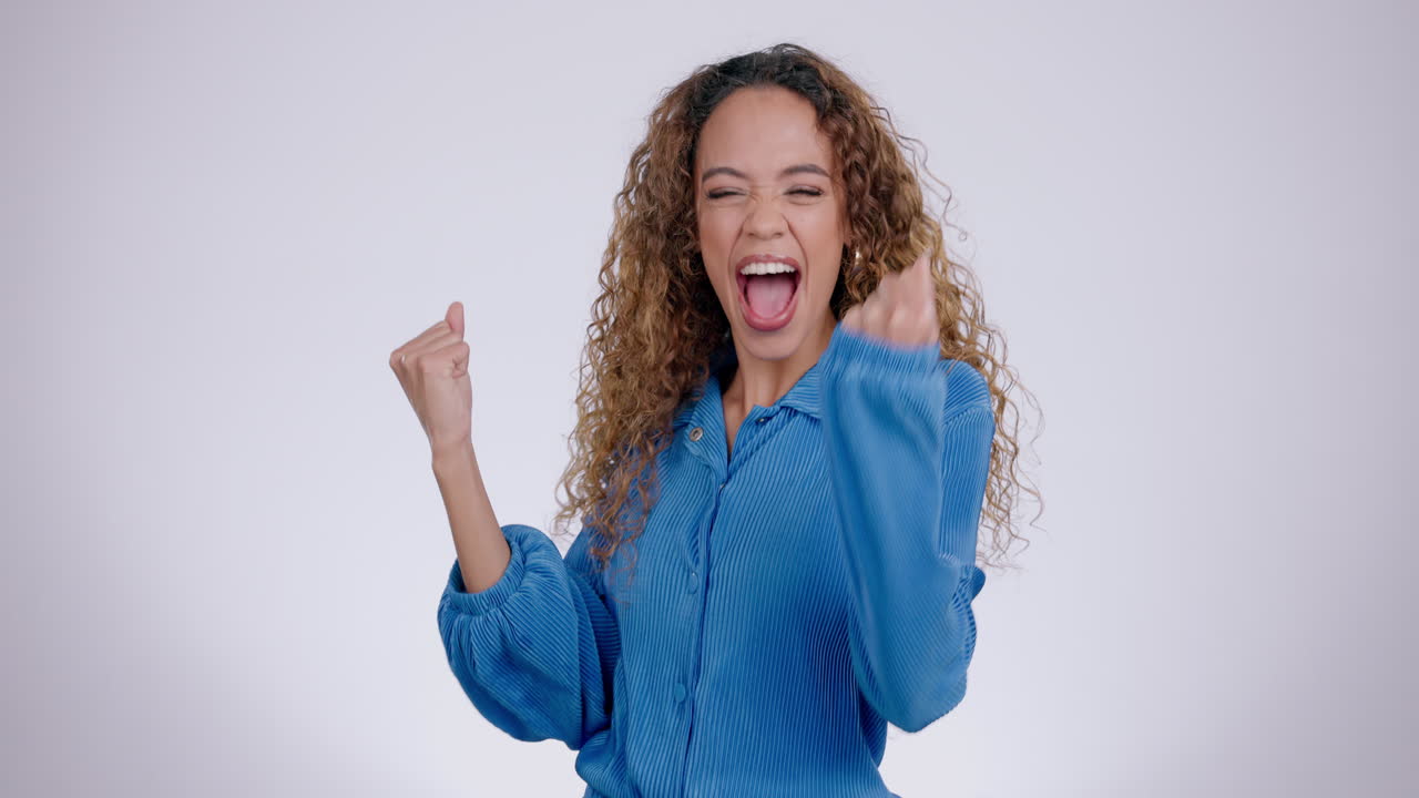 cara, mujer y éxito con el puño en el estudio para