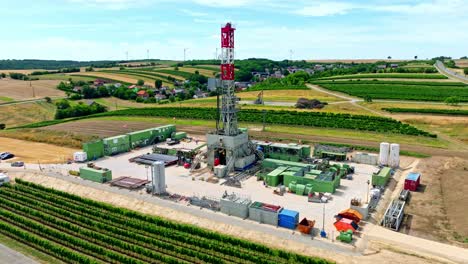 взгляд с воздуха на буровую установку для добычи природного газа на холмах
