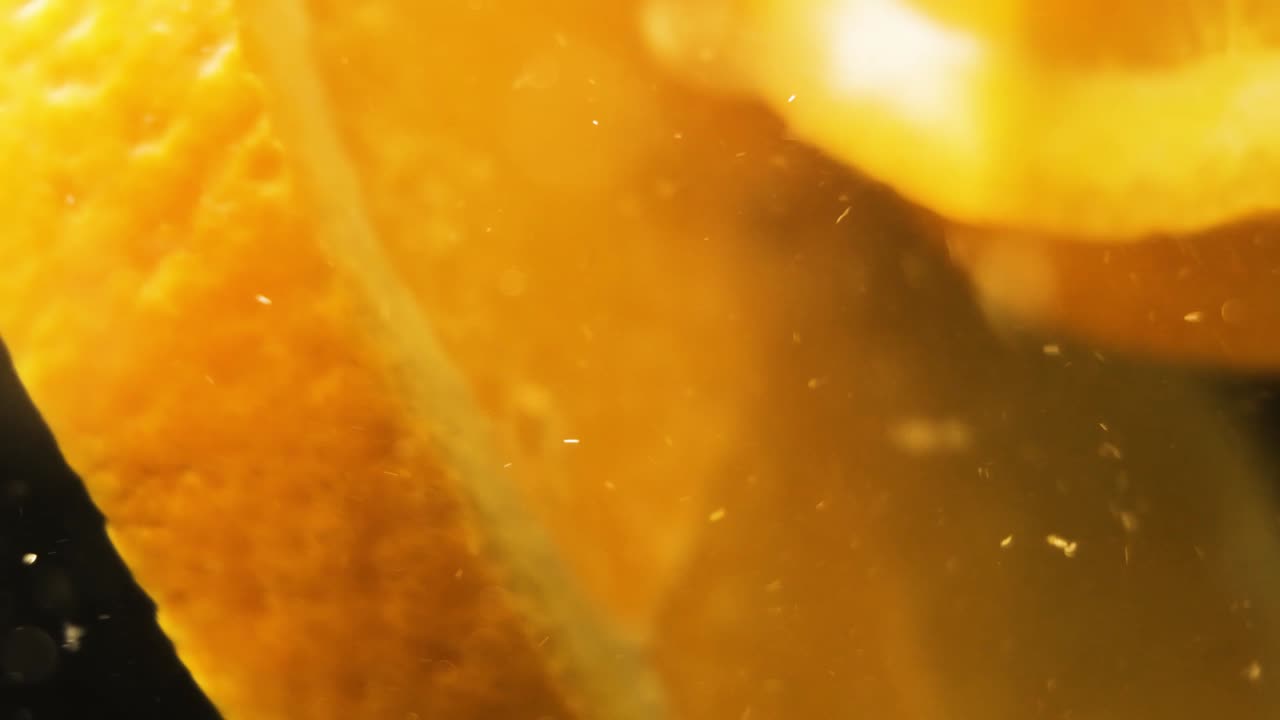 고 투명한 물에 아름다운 오렌지 조각 - 매크로