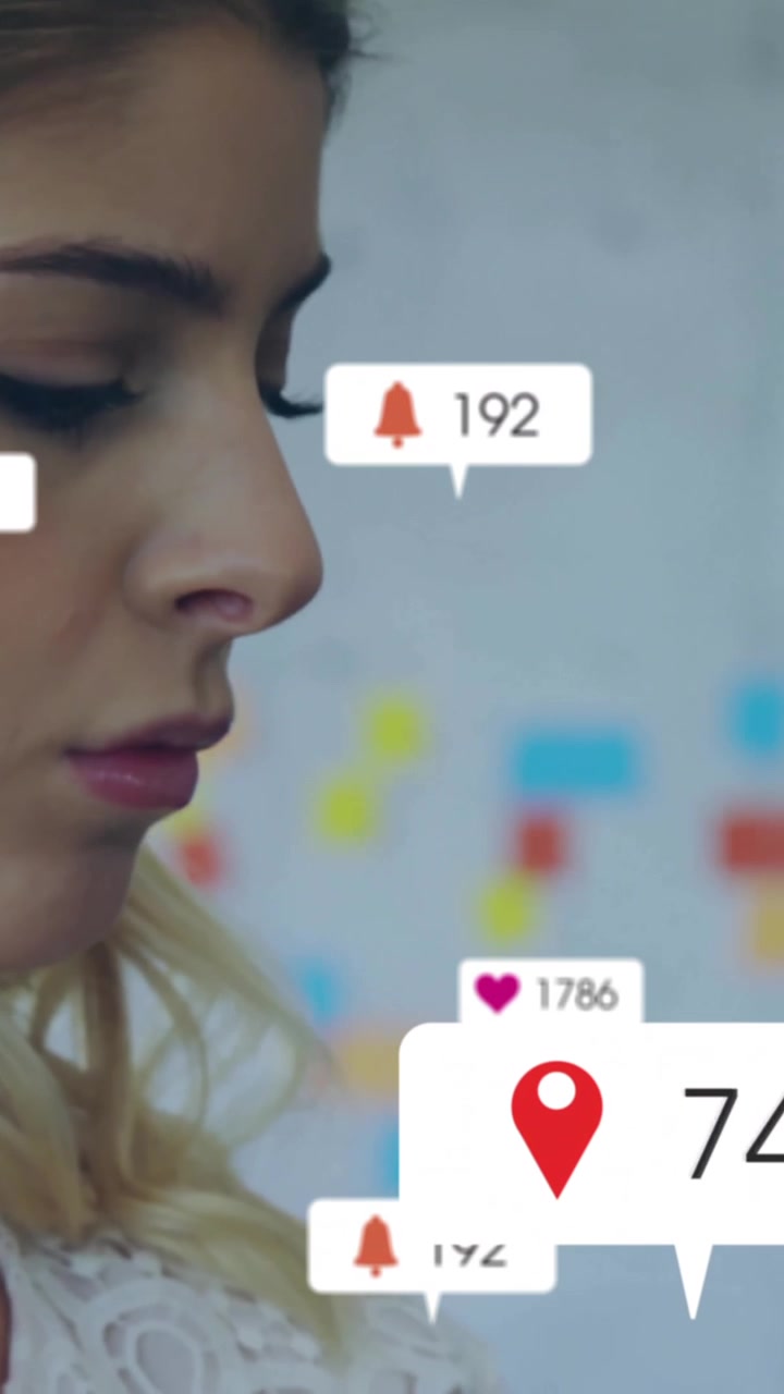 Animazione di icone multimediali su donna caucasica che usa uno smartphone